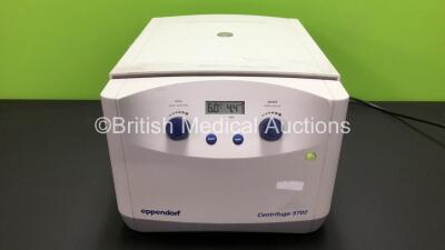 Eppendorf Centrifuge 5702 (Powers Up) *11715*