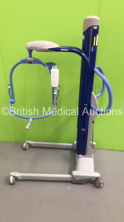 Arjo Maxi Move Electric Patient Hoist with Controller (Unable to Test Due to No Battery) * Equip No 072558 *
