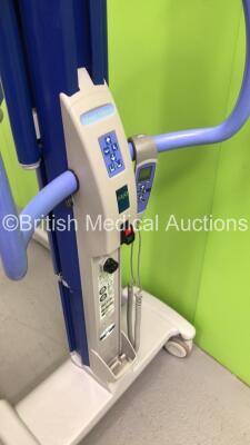 Arjo Maxi Move Electric Patient Hoist with Controller (Unable to Test Due to No Battery) * Equip No 072558 * - 2