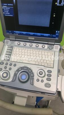 GE Logiq e Portable Ultrasound Scanner Ref 5322678 *S/N 141073WX7* **Mfd 03/2010** Software Version R5.2.2 with 1 x Transducer / Probe (12L-RS Ref 5141337 *Mfd 11/2015**) on GE Mobile Cart (Powers Up) - 4