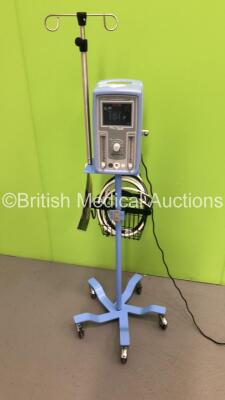 Carefusion Infant Flow SiPAP P/N 675-CFG-004 on Stand with Hoses (Powers Up) * Mfd April 2009 *
