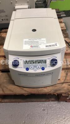 eppendorf Centrifuge 5415R (Powers Up)