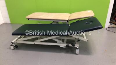 2 x Hydraulic Patient Couch (Hydraulics Tested Working - 1 x Missing Wheels)