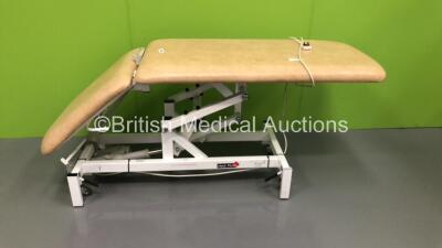 Medi Plinth Electric Patient Examination Couch with Controller (Powers Up - Headrest Broken) *FS0176977*