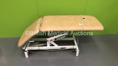 Medi Plinth Electric Patient Examination Couch with Controller (Powers Up - Headrest Broken) *FS0176977* - 2