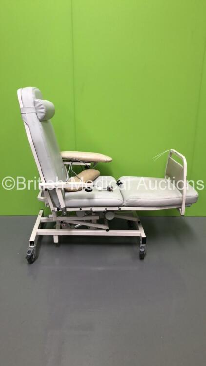 Comfort Electric Therapy / Dialysis Chair with Controller (Powers Up)