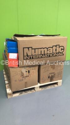 Pallet of Consumables Including Oral / Enteral Dispensers, 3CS Safety Spectacles and Clear Face Shields (Out of Date) - 2