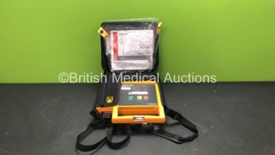 Medtronic Physio Control Lifepak 500 Biphasic Automated External Defibrillator with 1 x Battery in Carry Case (Powers Up) *SN 13667 - 31909711*