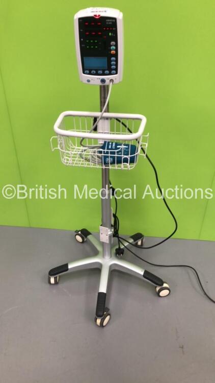Mindray VS-800 Patient Monitor on Stand with 1 x BP Hose and 1 x BP Cuff (Powers Up-Missing Light Lens-See Photos) * SN FS 0075662 *