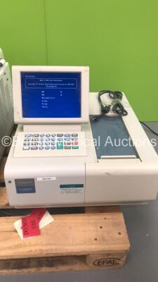 Hitachi U-2900 Spectrophotometer (Powers Up) *Pallet) **S/N 25E73-001*