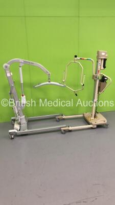 1 x Liko Viking 300 Electric Patient Hoist with Controller and 1 x Arjo Electric Patient Hoist with Controller (1 x No Power, 1 x Unable to Test Due to No Battery) * SN GB 0895 761378 008 / 800142 *