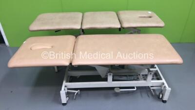 1 x Akron Hydraulic Patient Examination Couch and 1 x Everyway Medical Hydraulic Patient Examination Couch (1 x Hydraulics Tested Working,1 x Unable to Test Due to No Hydraulic Foot Pump) * SN 11002027 / 006349 *