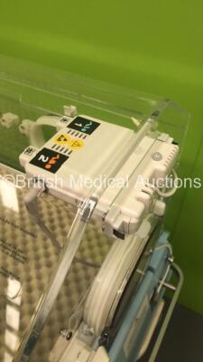 Drager Isolette 8000 Infant Incubator Version * Missing Mattress * (Powers Up) * Mfd 2010 * - 7