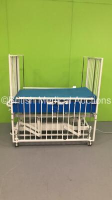 Huntleigh Electric Infant Cot with Mattress and Controller (Powers Up)