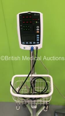 1 x Mindray VS-800 Patient Monitor on Stand with 1 x BP Hose and 1 x SpO2 Finger Sensor and 1 x Mindray Datascope Duo Patient Monitor on Stand with 1 x SpO2 Finger Sensor (Both Power Up-1 x Missing Light Lens-See Photos) * SN MD05102-C7 / BY-82104369 * - 2