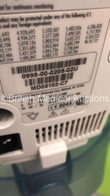 1 x Mindray VS-800 Patient Monitor on Stand with 1 x BP Hose and 1 x SpO2 Finger Sensor and 1 x Mindray Datascope Duo Patient Monitor on Stand with 1 x SpO2 Finger Sensor (Both Power Up-1 x Missing Light Lens-See Photos) * SN MD05102-C7 / BY-82104369 * - 7