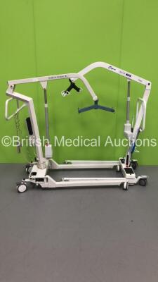 1 x Oxford Major 175 Electric Patient Hoist with Controller (No Power) and 1 x Huntleigh ThePOrta 250 Hoist with Battery and Controller (Powers Up) *S/N FS011563 / FS0034209*