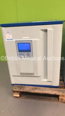 Eppendorf Galaxy R CO2 Incubator Model 300 (Powers Up - Bleeds in Screen - See Pictures) *S/N 4016*