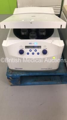 Eppendorf 5702 R Centrifuge (Powers Up)