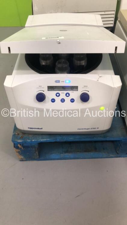 Eppendorf 5702 R Centrifuge (Powers Up)