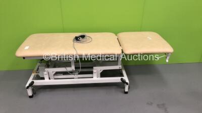 Huntleigh Streamline 225 Electric Patient Examination Couch with Controller (Powers Up and Tested Working)