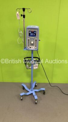 Viasys Healthcare Infant Flow SiPAP P/N 675-CFG-004 on Stand with Hoses (Powers Up) * Mfd 2009 *