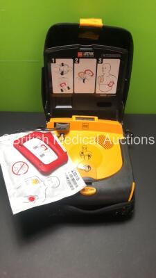 Medtronic Lifepak CR Plus Defibrillator in Carry Case (No Power - Possible Flat Battery) *42367325*