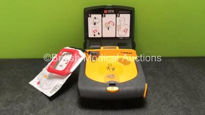 Medtronic Lifepak CR Plus Defibrillator with 1 x Adult Defibrillation Pad *Mfd 2005* (Powers Up)