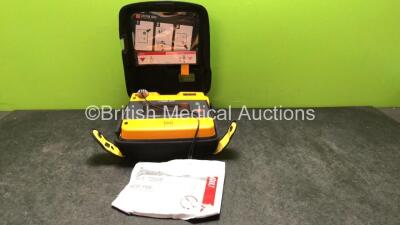 Physio Control Lifepak 1000 Defibrillator with 1 x Battery and 1 x Adult Defibrillation Pad in Case (Powers Up)