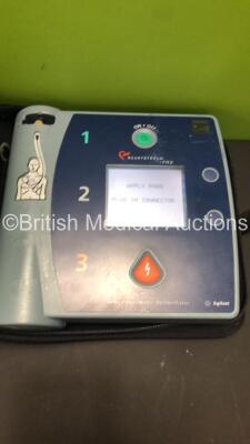 Agilent HeartStream FR2 Semi Automatic Defibrillator with 2 x Batteries and Carry Case (Powers Up) * SN 0401028886 * - 2