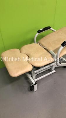 Plinth 2000 Electric Patient Examination Couch with Controller (Powers Up) * Asset No FS0038127 * - 2