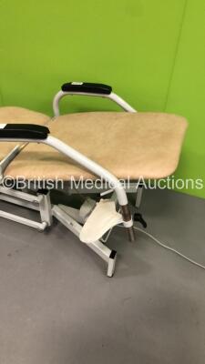 Plinth 2000 Electric Patient Examination Couch with Controller (Powers Up) * Asset No FS0038127 * - 3