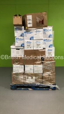 Large Pallet of Consumables Including Approx 2500 x Medicina IV Syringe Luer Locks,1200 x Single Use Syringes,3000 x Luer Adaptors and 250 x BD Safety Needles