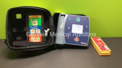 Laerdal Heartstart FR2 Defibrillator in Carry Case with 1 x M3863A Battery *Install Date 09-2017* and 1 x M3864A Training Battery (Powers Up and Passes Self Test)