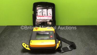 Physio Control Lifepak 1000 Defibrillator with 1 x Physio Control Ref 11141-000156 Battery in Carry Case (Powers Up) *SN 43799687*