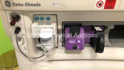 GE Datex Ohmeda Aisys Anaesthesia Machine *System Software - 08.01* with Aladin2 Isoflurane Vaporizer, GE E-CAiOV Gas Module with Spirometry Option, Fresh Gas Module and Mini D-fend Water Trap *Mfd - 01/2009*, Bellows and Hoses (Powers Up) *ANAP00935 / 64 - 4