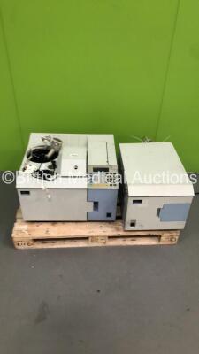 Perkin Elmer AutoSystem XL Gas Chromatograph with Perkin Elmer TurboMass Gold Mass Spectrometer (Powers Up) * SN 647N2012301 *