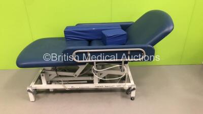 Seers Medical Bariatric Patient Examination Couch with Controller (NO Power - Damaged Wiring to Controller)