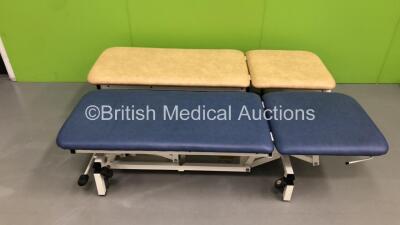 2 x Huntleigh Akron Hydraulic Patient Examination Couches (Hydraulics Tested Working) * SN 144287 / 200604 *