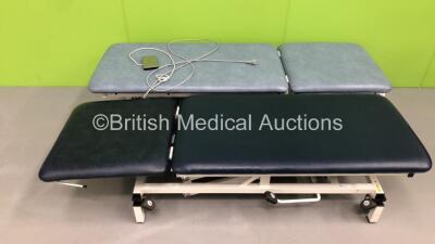 1 x Huntleigh Akron Hydraulic Patient Examination Couch and 1 x Huntleigh Akron Electric Patient Examination Couch with Controller (1 x Hydraulics Tested Working,1 x Powers Up) * SN 453478 / 527456 *