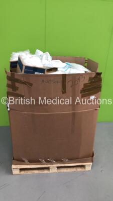 Large Pallet of Assorted XL/L Overalls * On Pallet *