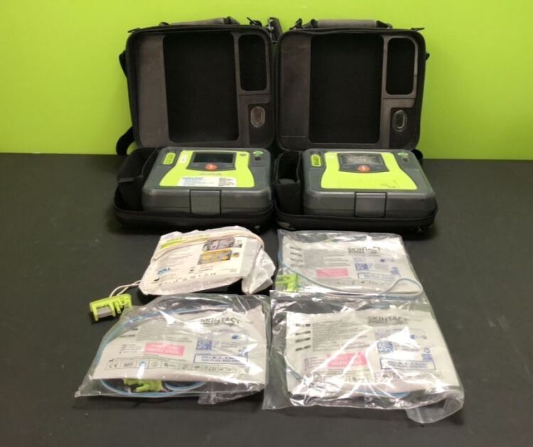 2 x Zoll AED Pro Defibrillators with 2 x Batteries (1 x Good Battery and 1 x Flat Battery) , 3 x Skintact Electrodes *All Expire 10/2023* 1 x Stat-Padz Electrode *Expiry*, in Carry Cases (Both Power Up, 1 with Damaged Screen and Slight Damage to Casing, 2