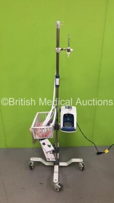 Fisher and Paykel AIrvo 2 Humidifier on Stand with Hose (Powers Up) *S/N 170109042546* **Mfd 2017**