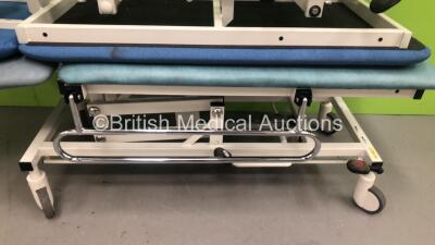 1 x Huntleigh Hydraulic Patient Examination Couch (Hydraulics Tested Working - Rips to Cushions - See Pictures) and 1 x Electric Patient Examination Couch with Controller (Powers Up) *S/N 43959* - 2