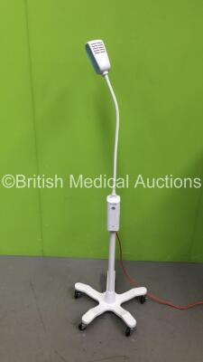 Welch Allyn GS 300 Patient Examination Light on Stand (Powers Up with Good Bulb)