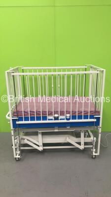 Huntleigh Electric Infant Cot with Mattress and Controller (Powers Up) *S/N 703517*
