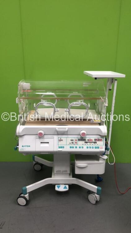 Atom V-2100g Baby Incubator with Mattress (Powers Up with Some Damage to Fascia and 1 x Damaged Wheel) *1441147*