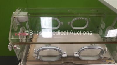 Atom V-2100g Baby Incubator with Mattress (Powers Up with Some Damage to Fascia and 1 x Damaged Wheel) *1441147* - 4