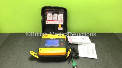 Medtronic Lifepak 1000 Automated External Defibrillator *Mfd - 2016* Version - 2.51 with 1 x Battery, 1 x 3 Lead ECG Lead and 2 x Electrodes (Both Expired) in Case (Powers Up in Both AED and ECG Modes) *44888687*