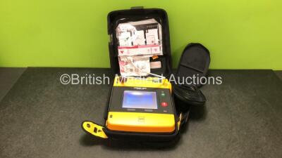 Medtronic Lifepak 1000 Automated External Defibrillator *Mfd - 2015* Version - 2.51 with 1 x Battery, 1 x 3 Lead ECG Lead and 2 x Electrodes (Both Expired) in Case (Powers Up in Both AED and ECG Modes) *43965440*